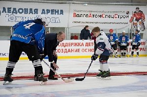 Южноуральцам к юбилею города подарили ледовую арену