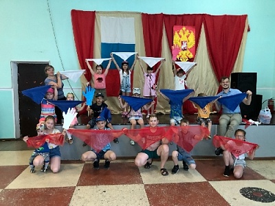 Дети пели гимн и собирали флаг