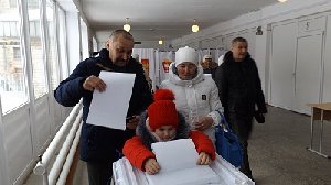 Жители Нагайбакского района доверяют опустить бюллетени в урну своим детям и внукам