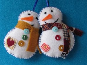 Новогодние игрушки - обезьянки и хлопушки