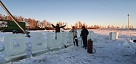 А вот и первый снежный городок!