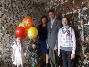 Акция "Землянка": Казаки поют, детишки читают стихи