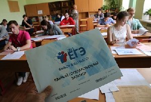 Школьники сдают пробные экзамены, педагоги отрабатывают процесс