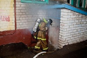 Подожгли подвал и убежали