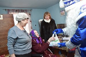 Жители Нагайбакского района поздравляют одиноких стариков