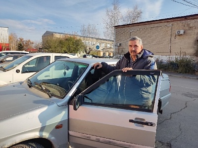 А дорога серою лентою вьётся…