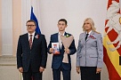 Губернатор Алексей Текслер вручил паспорт юному остроленцу