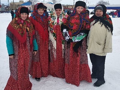 Встретим весну блинами и метанием валенка
