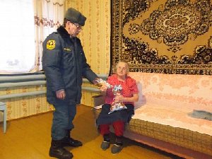 Огнеборцы Нагайбакского района тоже поздравили бабушек!