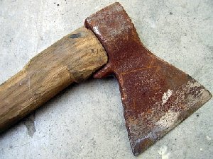 Треснули друг друга топором