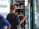 Волонтёры поймали продавца за руку
