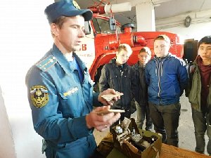 Собирали книжки и игрушки, прибирались в парке