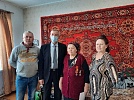 Юбилярше вручено поздравление от президента России