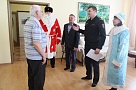 Полицейский Дед Мороз и Снегурочка поздравили с наступающими праздниками самого пожилого ветерана МВД